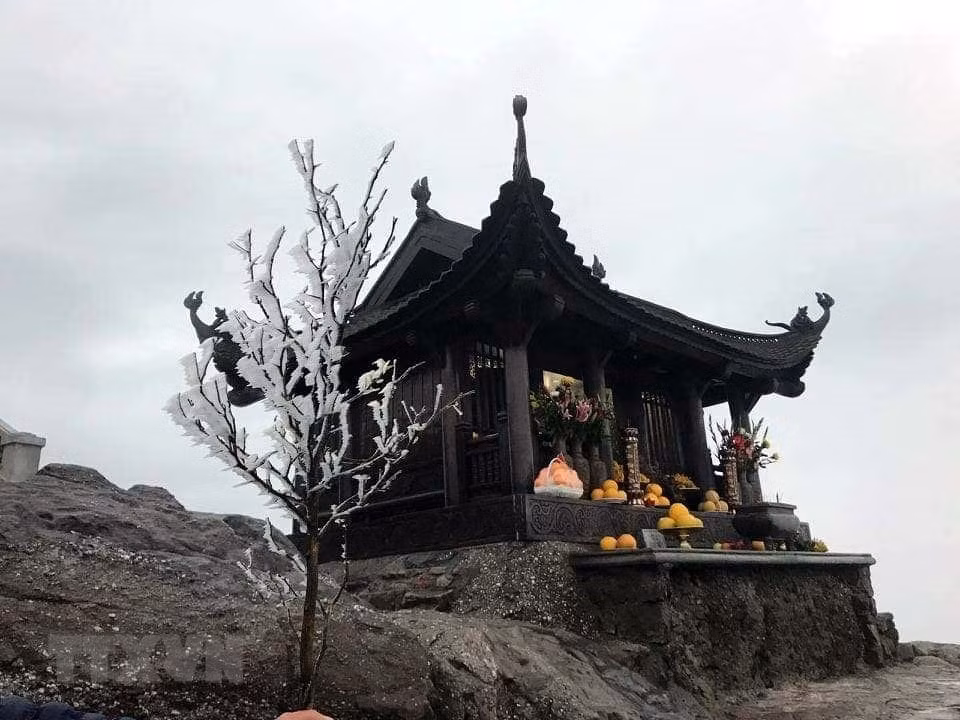 Les 8 et 9 janvier, l'air froid, combiné à la bruine dans certaines régions montagneuses de la province de Quang Ninh, a fait baisser la température. Le givre blanc est apparu au sommet de la montagne Cao Ly et au sommet Yen Son où se situe la pagode Dong. Photo: VNA