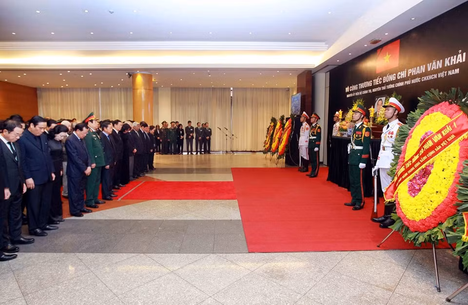 Les dirigeants et anciens dirigeants du Parti et de l'État participent à la cérémonie en mémoire de l'ancien Premier ministre Phan Van Khai à Hanoi. 
