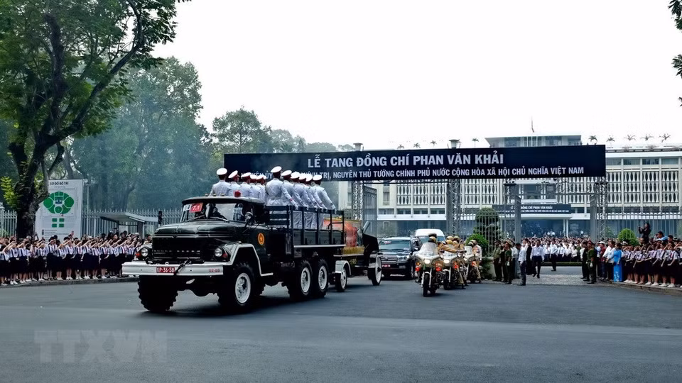 Le cortège de l'ancien Premier ministre quitte le Palais de la Réunification pour sa commune natale de Tan Thong Hoi, district de Cu Chi, en banlieue de Ho Chi Minh-Ville. 