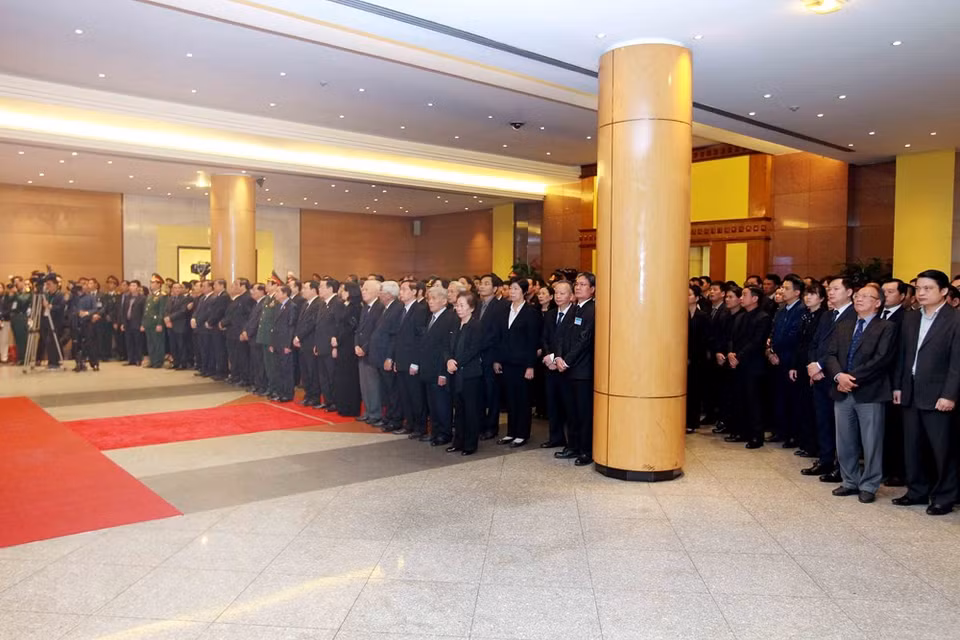 Des dirigeants et d'anciens dirigeants du Parti et de l'État participent à la cérémonie en mémoire de l'ancien Premier ministre Phan Van Khai.