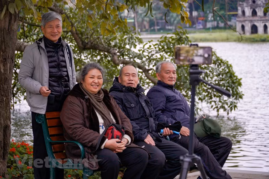 Cette année, les Vietnamiens bénéficient d'une période de vacances de neuf jours pour le Nouvel An lunaire du Tigre 2022, du 29 janvier au 6 février. Le premier jour du Nouvel An lunaire 2022 tombe cette année mardi 1er février. Le Têt traditionnel est la fête la plus importante du Vietnam. Elle marque la fin d’une année lunaire et le début d’une nouvelle année pleine d'espoirs. Haut en couleur, cet évènement s’annonce une ou même deux semaines avant pour le plus grand bonheur de tous. Des familles aux quartiers en passant par les bureaux, on s’affaire à la préparation et à la décoration pour l’accueillir chaleureusement. Photo: VietnamPlus