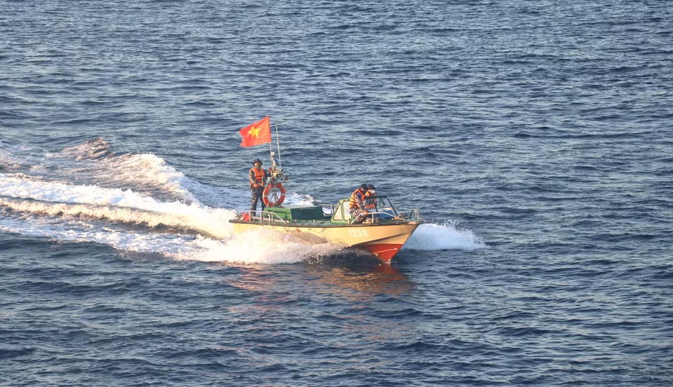 Les soldats de Truong Sa utilisent des bateaux CQ pour le sauvetage. Photo: VNA