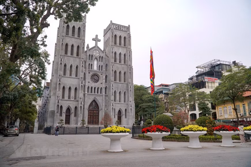 Scène paisible devant la cathédrale Saint-Joseph de Hanoï. Ce bâtiment se trouve rue Nhà Chung, à 5 minutes de marche du lac Hoàn Kiêm (Épée restituée). Elle se classe toujours première dans la liste des sept cathédrales les plus réputées de la capitale. La cathédrale est aussi connue comme l’un des bâtiments les plus anciens de la ville. Sa construction débuta en 1886 par les Français sous l'épiscopat de Mgr Paul-François Puginier (1835-1892). Elle fut inaugurée juste au Noël 1887. C'est l'église-mère de l’archidiocèse de Hanoï. Durant trois siècles, elle a été le témoin muet des changements considérables de la capitale vietnamienne. Photo: VietnamPlus