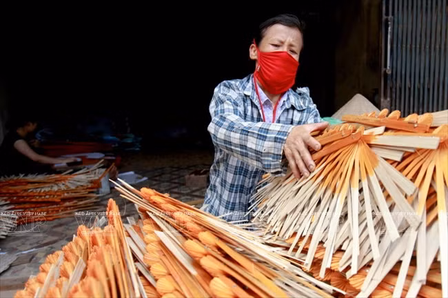 Chaque famille à Chàng Son est spécialisé dans un processus de fabrication de l'éventail. 