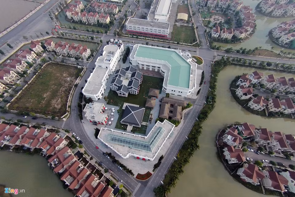Située à environ 6,5 km au sud-est du centre-ville, la zone urbaine écologique Vinhomes Riverside (arrondissement de Long Biên) a été conçue et construite selon le modèle de la ville de Venise (Italie).