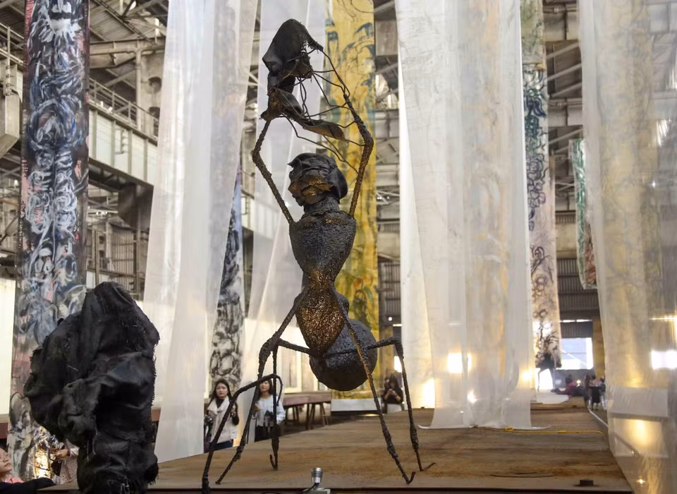  L'exposition de sculptures intitulée ''Fourmi'' par le sculpteur Nguyen Manh Hung se tient à l'atelier 3B2. Photo : VNA 
