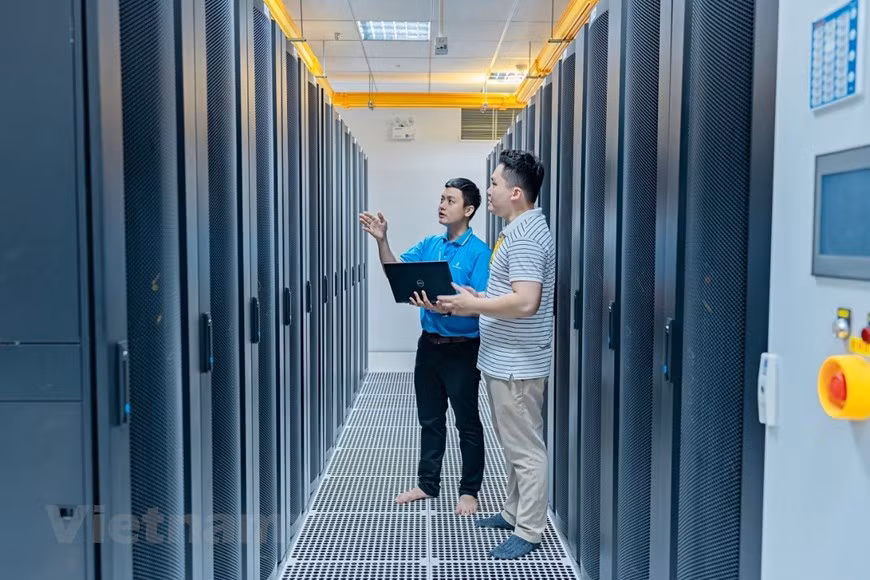  Le système d'infrastructure de VNPT IDC Hoa Lac est équipé d'une redondance 3N/2. Cela permet non seulement d'améliorer la capacité d'expansion à l'avenir, mais garantit également un fonctionnement sûr et continu même lors des réparations ou de la maintenance. Photo : Vietnam+ 