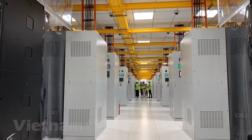  Les équipements modernes sont fournis par des marques célèbres et très réputées des pays du G7, telles que Cummins, Hitachi et Siemens. Photo : Vietnam+ 