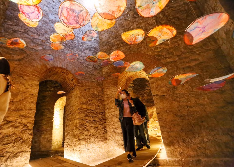  Des visiteurs contemplent le château d'eau de Hang Dau. Photo : VNA 