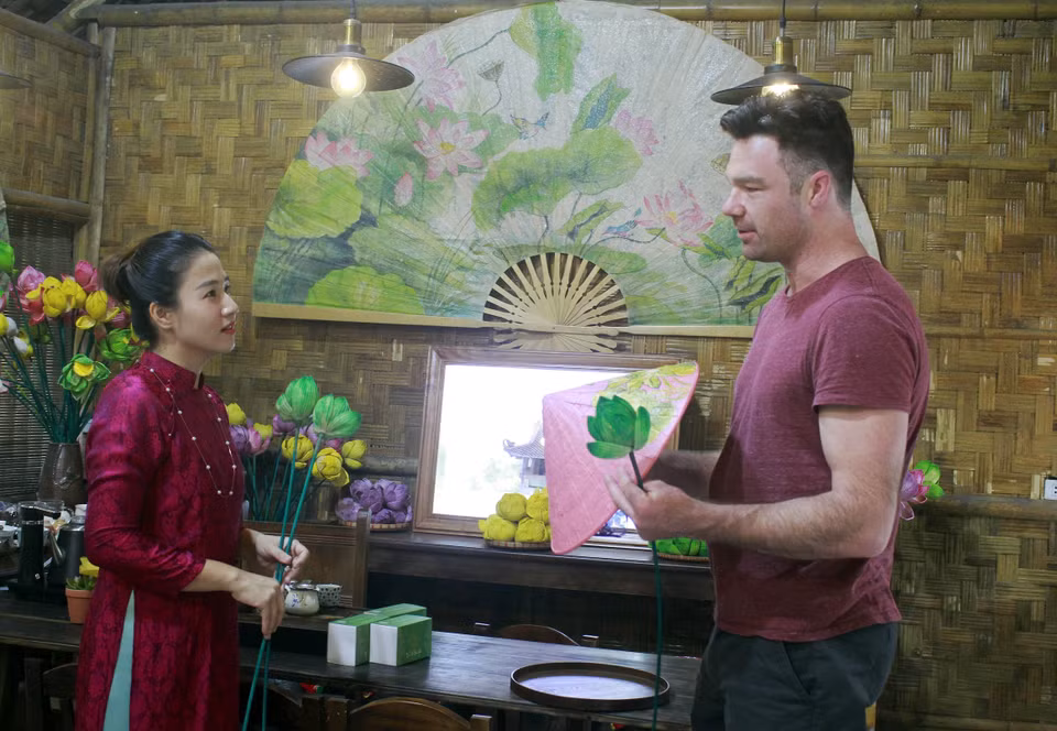  Des produits à base de lotus présentés à un touriste étranger. Photo : VNA 