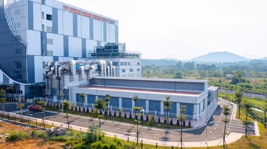  Actuellement, VNPT IDC Hoa Lac est l'un des rares centres de données au Vietnam à répondre au niveau de disponibilité du Tier III qui est accordée à un data center ayant plusieurs circuits d'alimentation en électricité et de distribution de refroidissement. La disponibilité offerte doit s’élever à 99,982%, avec une interruption limitée à un peu plus d’une heure et demie chaque année. Photo : Vietnam+ 