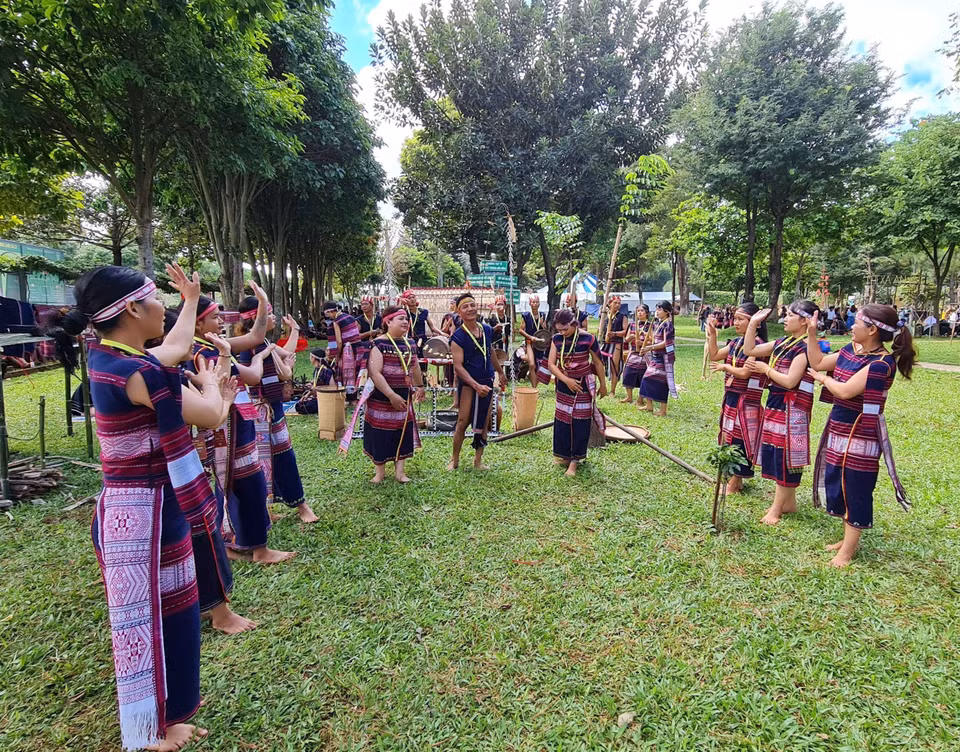  Les artistes présentent la danse xoang. Photo: VNA 