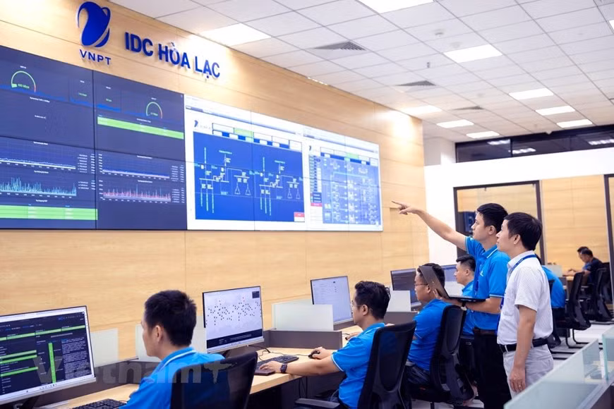  Le centre est géré par une équipe d'experts et ingénieurs expérimentés dans l'exploitation des centres de données de VNPT. Une assistance est disponible 24h/24 et 7j/7. Photo : Vietnam+ 