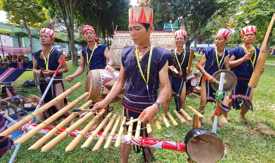  Démonstration d'instruments de musique traditionnels. Photo : VNA Démonstration des instruments de musique traditionnels. Photo : VNA