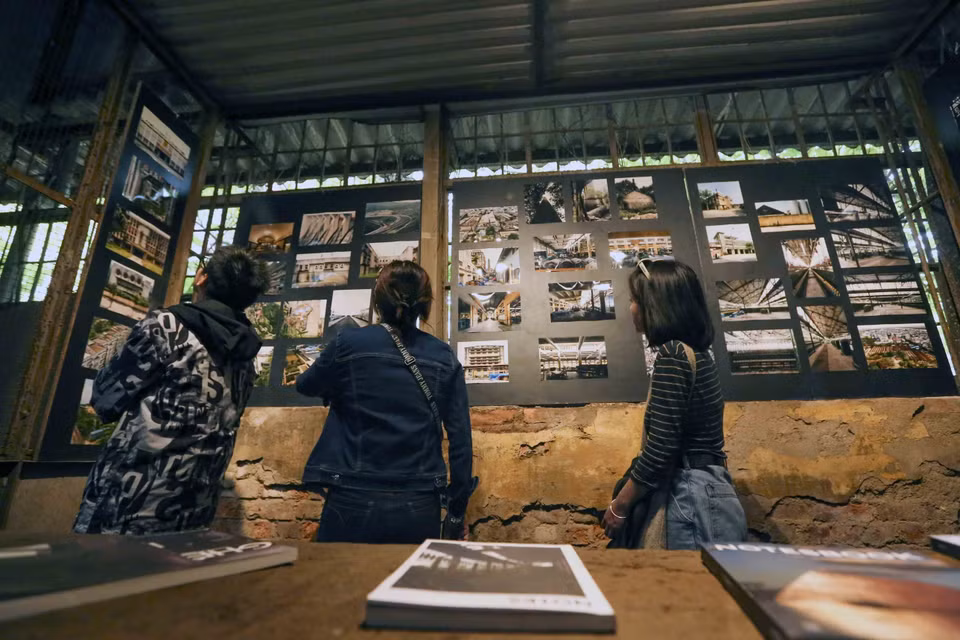  Des visiteurs profitent de l'espace ''Hot Workshop Art &amp; Architecture''. Photo : VNA 