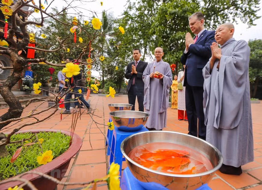 Avant de relâcher des carpes, il a prié pour une nouvelle année de paix. Photo: VietnamPlus