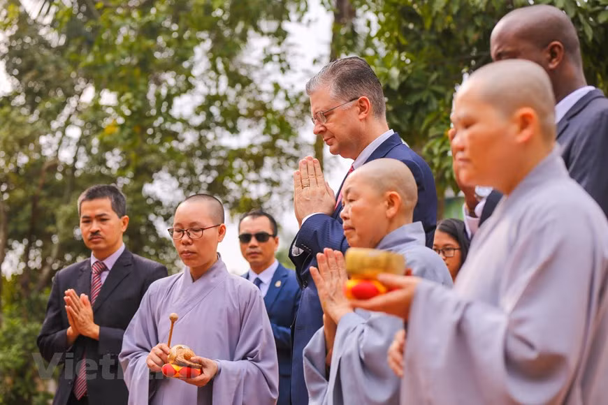 Daniel J.Kritenbrink a déclaré que c'était la troisième fois qu'il célébrait le Têt au Vietnam. Pendant sa première année, il a appris à faire du "banh chung" (gâteau carré de riz gluant farci de viande et de haricots verts) et on lui a raconté la légende du "banh chung". L'année dernière, il a visité un jardin de fleurs de pêcher et a appris comment entretenir des plantes ornementales pour le Têt. Photo: VietnamPlus