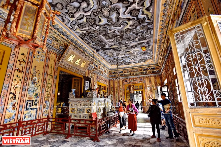 Les quatre façades du palais intérieur sont décorées par des mosaïques de porcelaine. Photo: VNP 