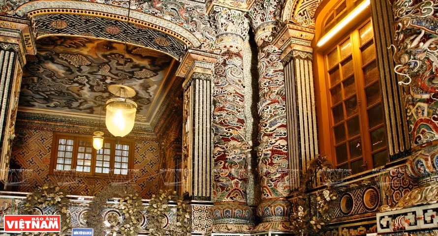 Mosaïque de porcelaine avec motifs artistiques traditionnels. Photo: VNP 