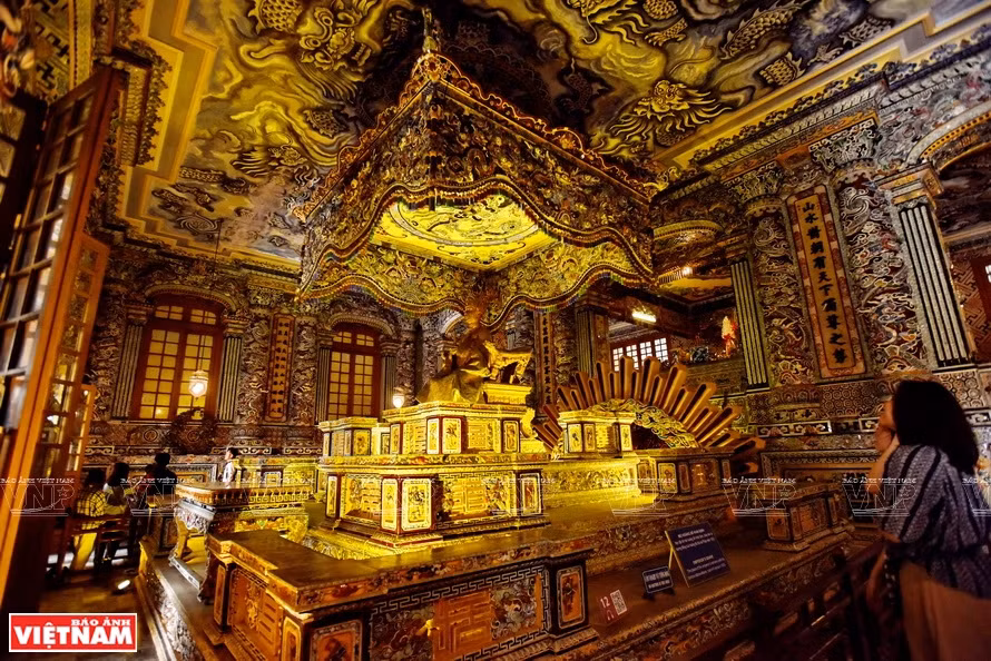 Les effets d'éclairage font que les mosaïques dans le palais intérieur deviennent lumineuses et féériques. Photo: VNP 