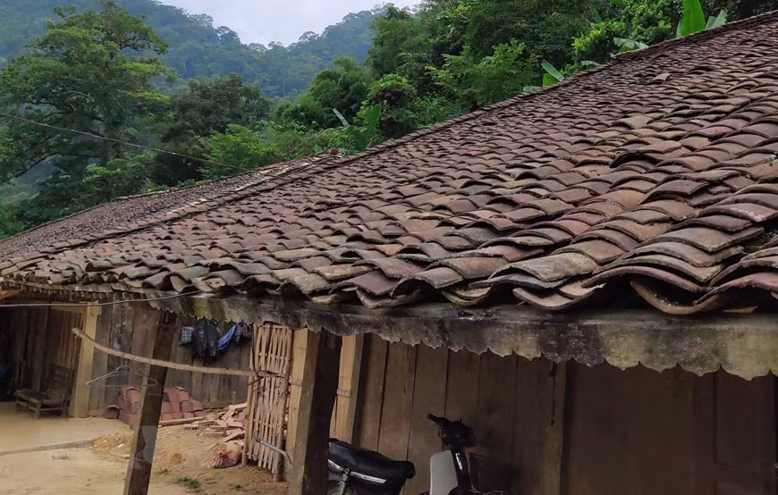 Toit couvert de tuiles yin-yang au village de Hoai Khao. Photo: VNA 