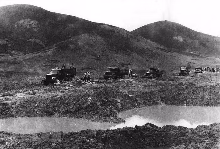 Malgré les raids réguliers des avions américains au carrefour de Dong Loc (province de Nghe Tinh), des soldats vietnamiens s'efforcèrent d’acheminer les marchandises vers leur destination. 