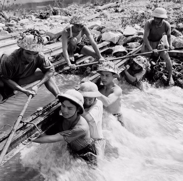 Les soldats ouvrirent la voie secrètement, traversant des régions montagneuses très accidentées.