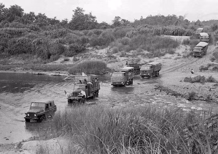 Par tous les moyens rudimentaires et motorisés, des soldats vietnamiens transportèrent des milliers de tonnes de marchandises le long de la piste de Truong Son, au service de la campagne du Tay Nguyen (Hauts Plateaux du Centre), ouvrant l'Offensive générale du printemps 1975.