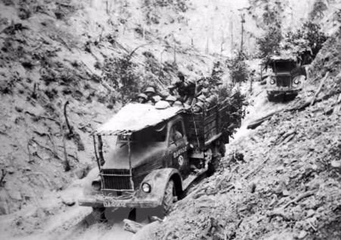 Deux ans après sa mise au trafic, notre armée commença à utiliser des véhicules à moteur sur cette piste. 