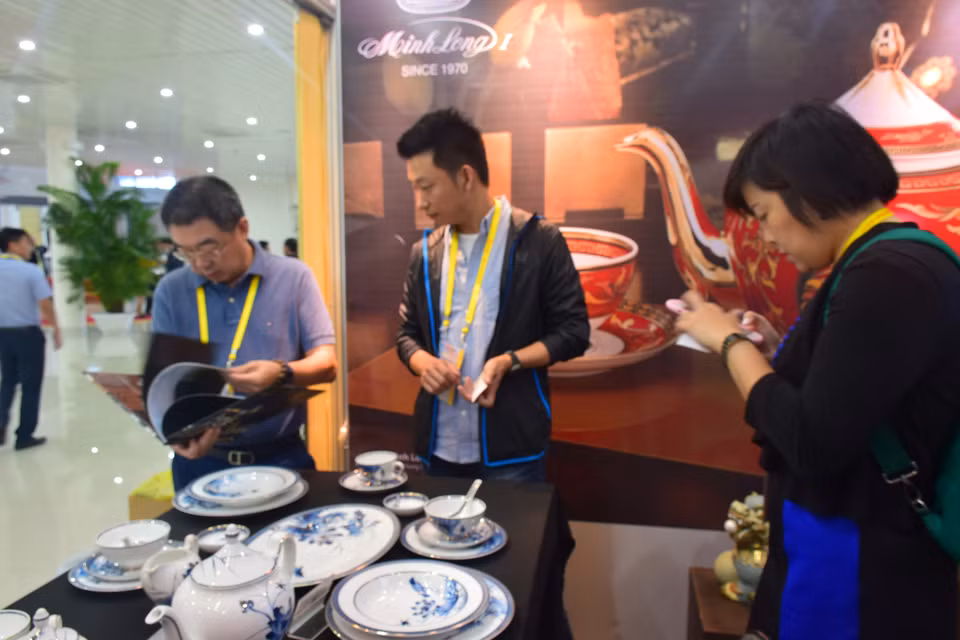 Des délégués étrangers s'intéressent beaucoup aux produits de Minh Long 
