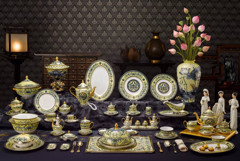 Les articles utilisés pour l’APEC 2017 ont été conçus avec des couleurs où dominent le jaune clair et le bleu cobalt. Le motif décoratif principal est le lotus - fleur emblématique du Vietnam, à quoi s’ajoutent des motifs de fougère qui symbolisent la noblesse, l’harmonie et la persévérance. 