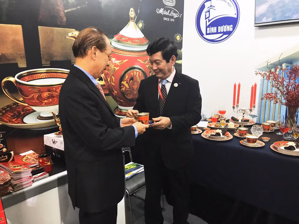 Le vice-ministre de la Culture, des Sports et du Tourisme Huynh Vinh Ai (droite) au stand de la Sarl Minh Long 1.