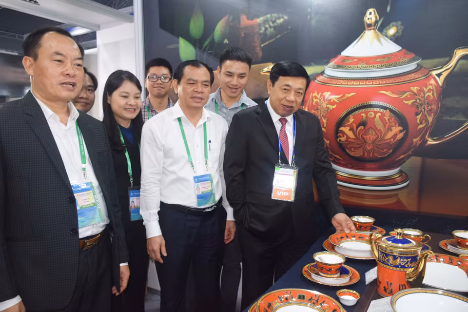 Le stand de la Sarl Minh Long 1 a attiré de nombreux visiteurs.
