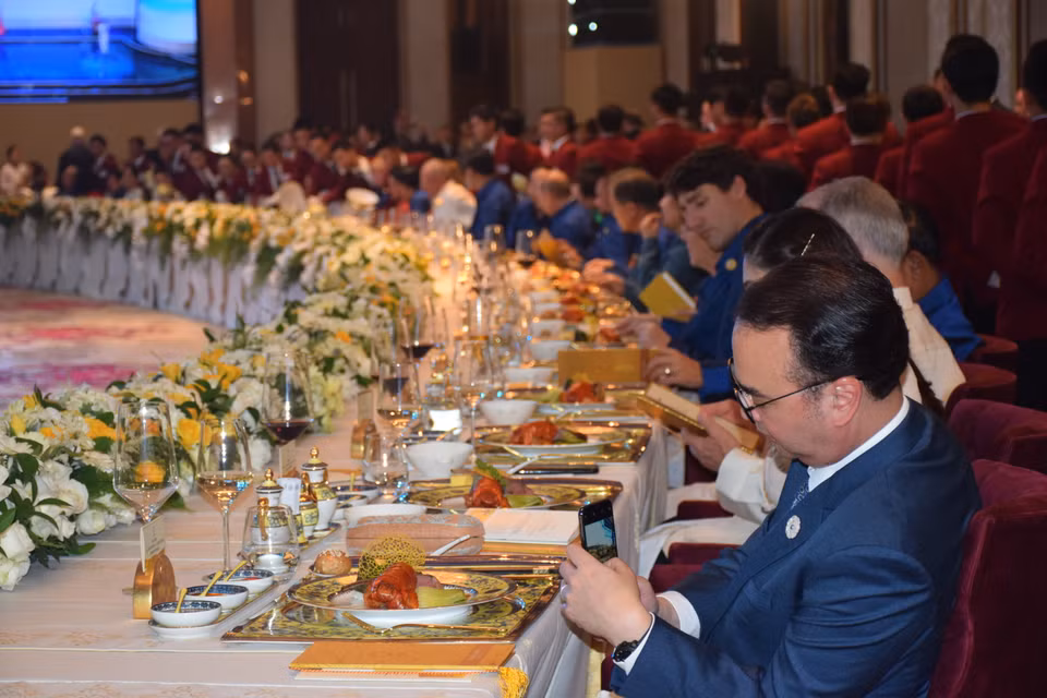 Des participants impressionnés par des produits de Minh Long. 