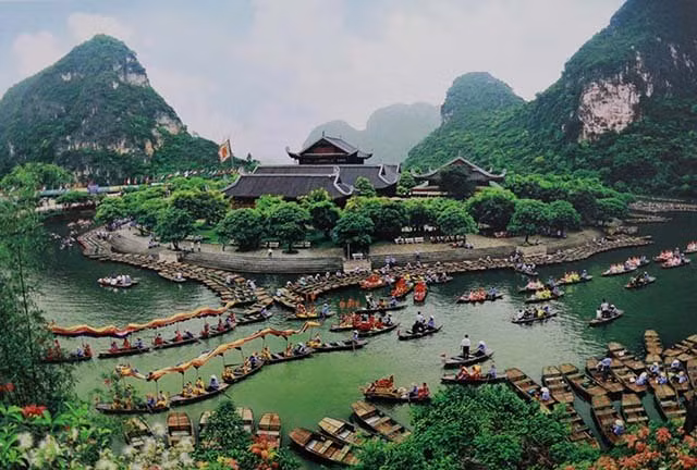 Le complexe paysager de Tràng An au jour de la fête (patrimoine naturel mondial).