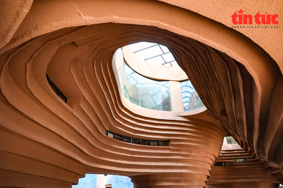 D’un investissement de plus de 150 milliards de dôngs, le centre a été construit pour honorer la quintessence de l'artisanat local, pour relier les unités et les artisans fabriquant des objets artisanaux traditionnels et présenter des céramiques uniques aux visiteurs. Photo: VNA