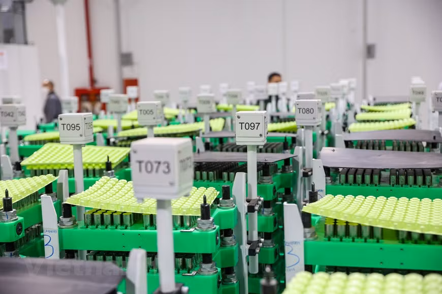 La batterie est considérée comme le « cœur énergétique » des voitures électriques. Photo: Vietnam+