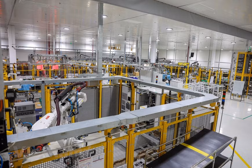 VinFast vient de sortir son premier lot de voitures électriques VF e34 et les a remises à des clients. Cet événement a fait du Vietnam l'un des rares pays au monde à maîtriser la technologie de production de voitures à énergie propre. Photo: Vietnam+