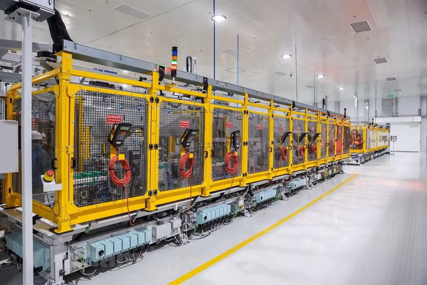 Avant d'être assemblées, les batteries entières sont classées pour équilibrer les tensions des petites cellules de batterie, augmentant ainsi la durée de vie de celles-ci. Photo: Vietnam+