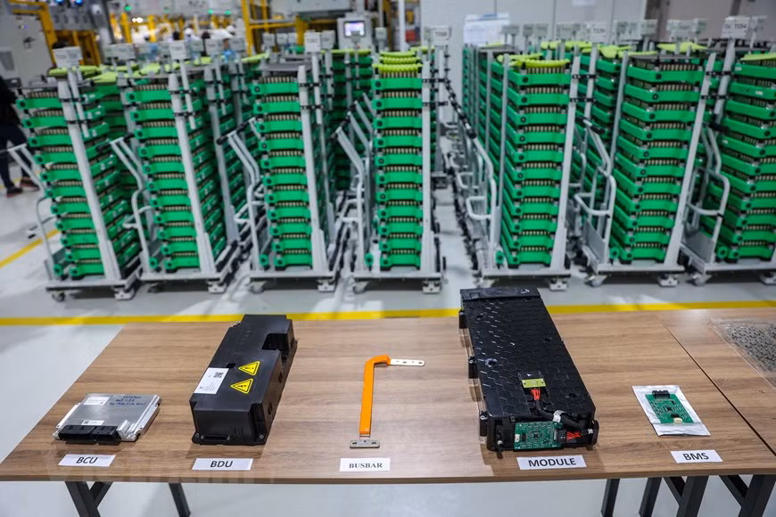 Les composants d'une batterie tels que composants en plastique et pièces électroniques sont tous fabriqués dans l'usine complexe de VinFast, tandis que les cellules de batterie sont importées de Samsung SDI. Photo: Vietnam+