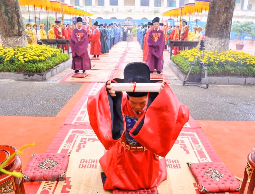 Reconstitution du rituel d'offrande du "Ngự lịch" au roi. Photo: VNA