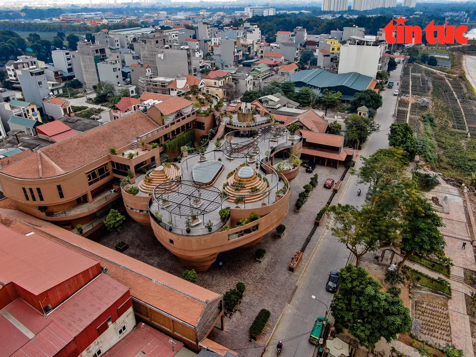 Situé au hameau 5, commune de Bat Tràng, district de Gia Lâm, à environ 15 km du centre-ville de Hanoï, le Centre de la quintessence du village artisanal vietnamien a été construit en 2018 sur une superficie de 3.700 m². Photo: VNA