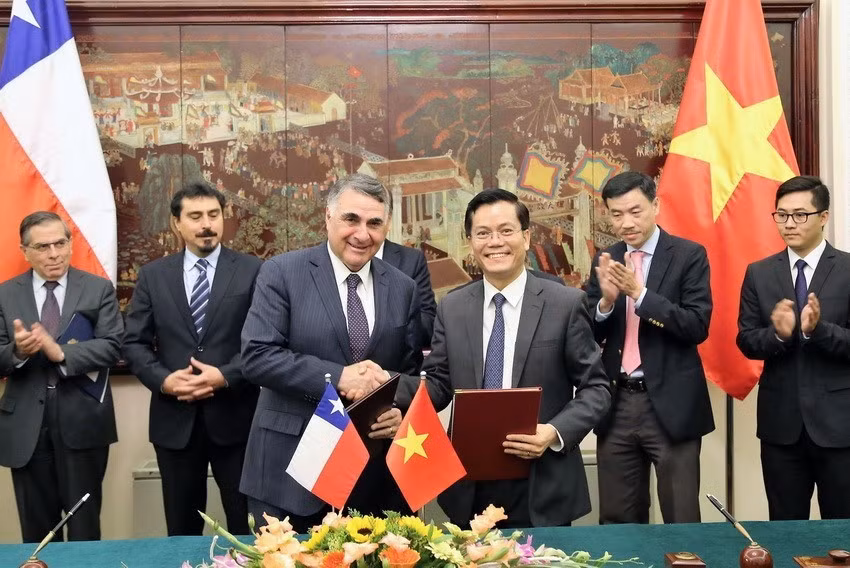 Le vice-ministre vietnamien des Affaires étrangères, Ha Kim Ngoc (droite) et son homologue chilien Egardo Riveros Marin signent le 17 octobre 2016, l'Accord sur l'exemption de visa pour les titulaires de passeports ordinaires. Photo: VNA