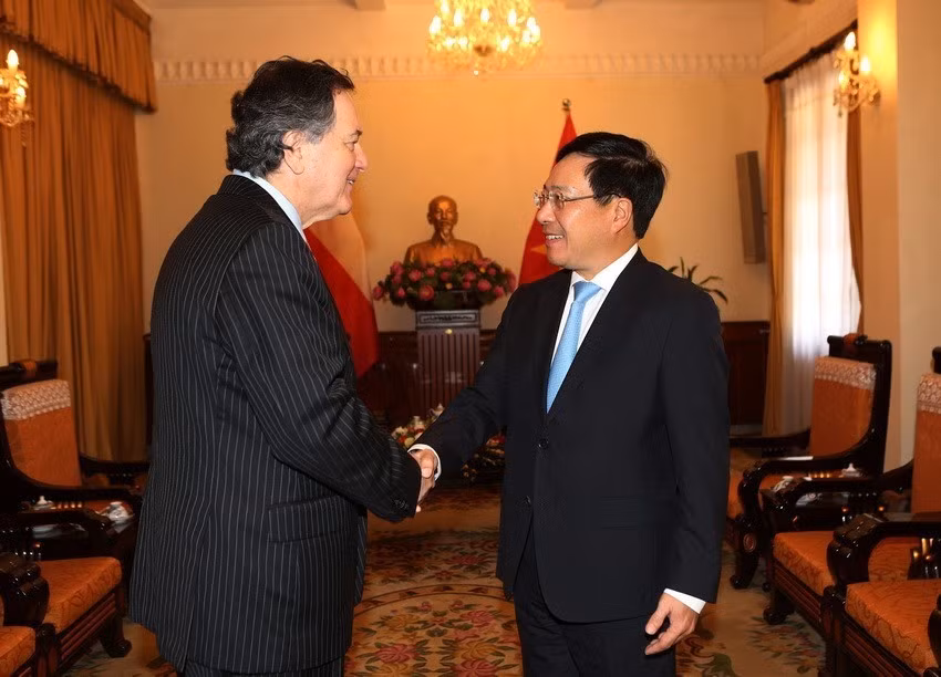 Le vice-Premier ministre et ministre vietnamien des Affaires étrangères Pham Binh Minh (droite) reçoit le ministre chilien des Affaires étrangères Roberto Ampuero, en visite au Vietnam en 2018. Photo: VNA
