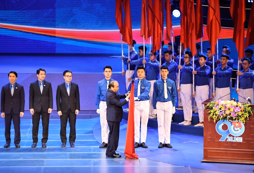 Le Premier ministre Nguyen Xuan Phuc a épinglé l'Ordre Ho Chi Minh sur le drapeau de l’Union de la jeunesse communiste Ho Chi Minh. Photo : VNA