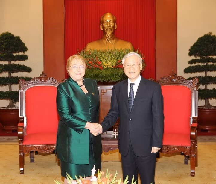 Le secrétaire général du Parti communiste du Vietnam, Nguyen Phu Trong, reçoit la présidente chilienne Michelle Bachelet, en visite d'État au Vietnam en 2017. Photo: VNA