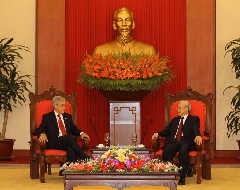 Le secrétaire général du Parti communiste du Vietnam, Nguyen Phu Trong (droite) reçoit le président chilien Sebastián Piñera Echenique, en visite officielle au Vietnam en 2012. Photo: VNA