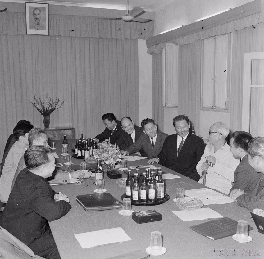 Une délégation mongole rend visite au Président Hô Chi Minh lors de sa visite d'amitié au Vietnam du 25 au 29 décembre 1967. Photo: VNA 