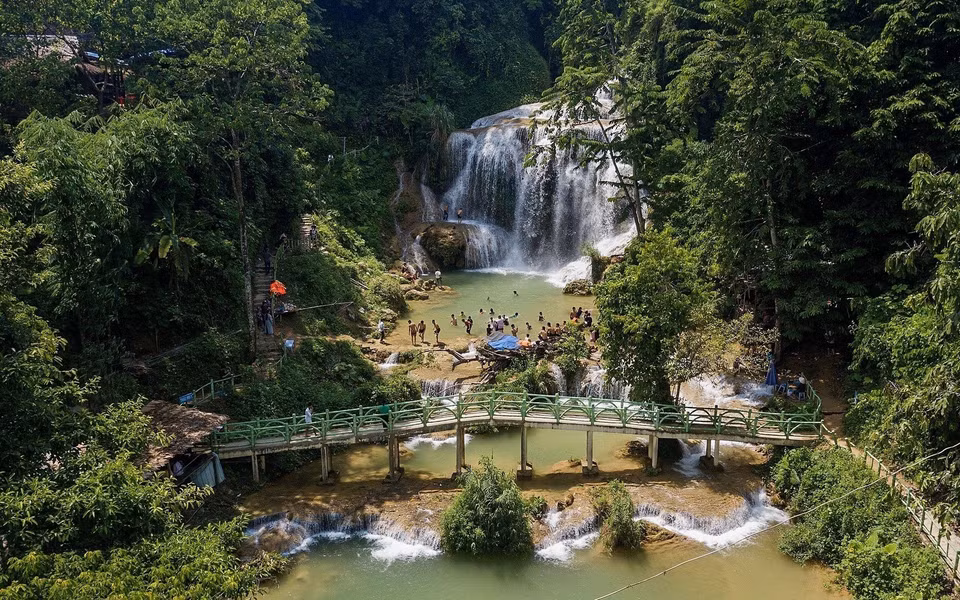 La cascade de Mu vue attire des foules en été.