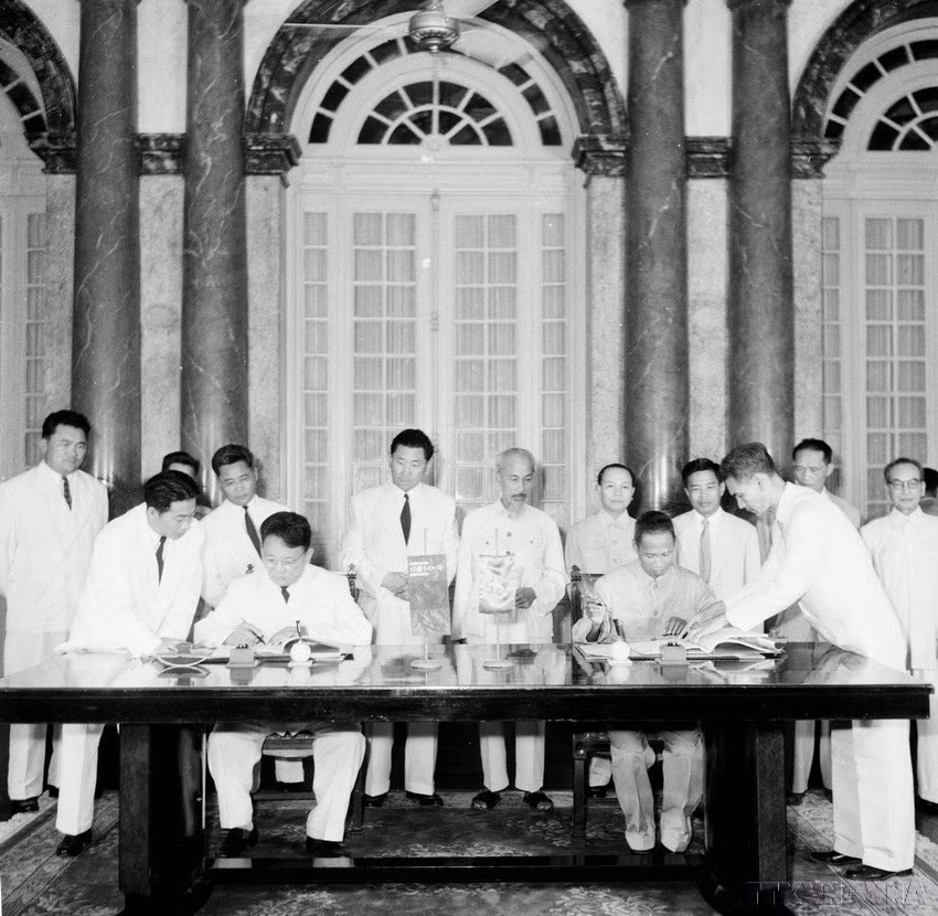 Le 6 septembre 1959, au Palais présidentiel, le Président Hô Chi Minh assiste à la cérémonie de signature de documents d'amitié entre le Vietnam et la Mongolie. 